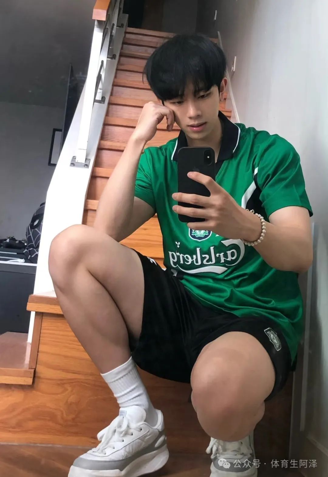 山东体院校草双 1 猛攻，188cm 黑皮男大到底有多猛.....