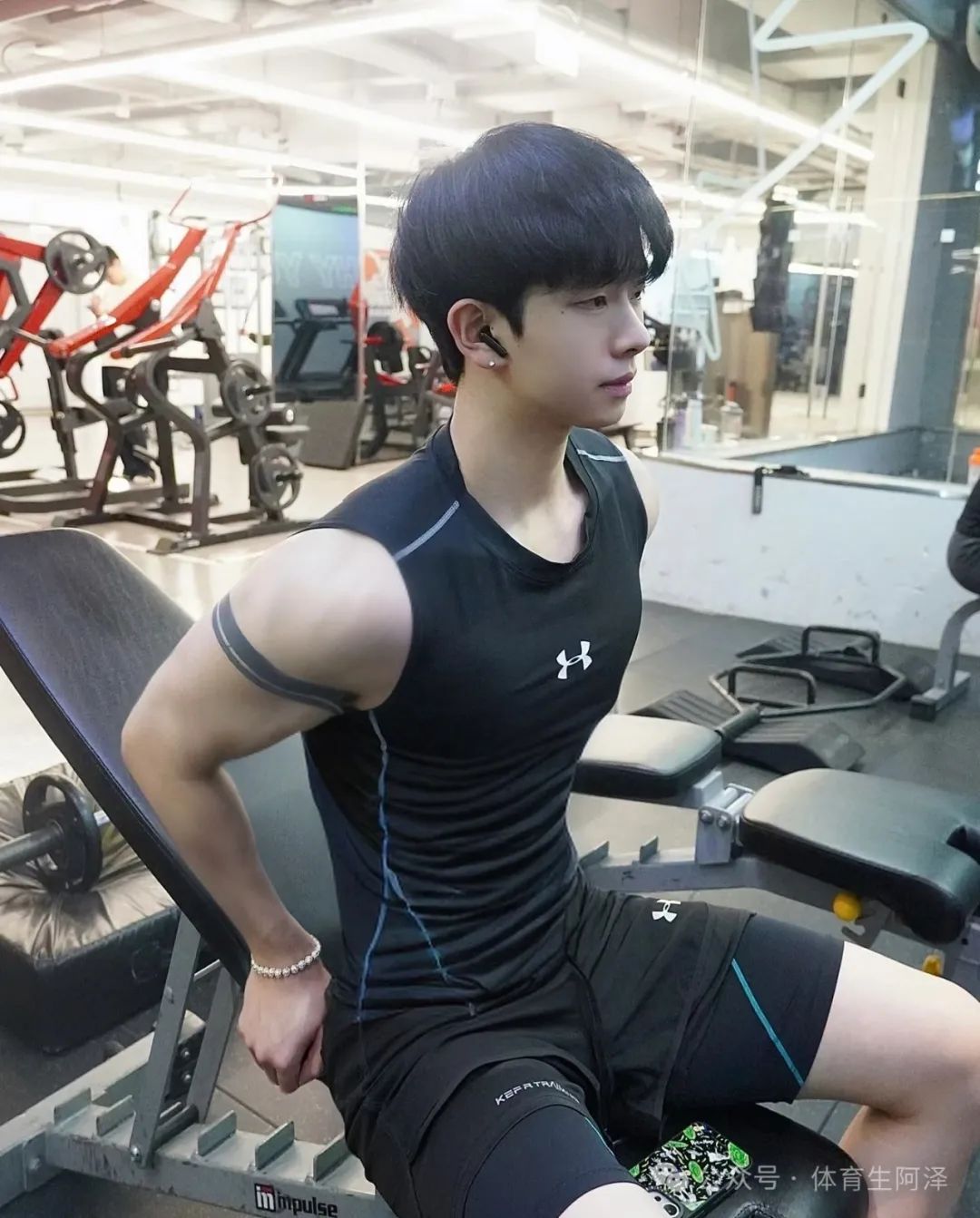 山东体院校草双 1 猛攻，188cm 黑皮男大到底有多猛.....