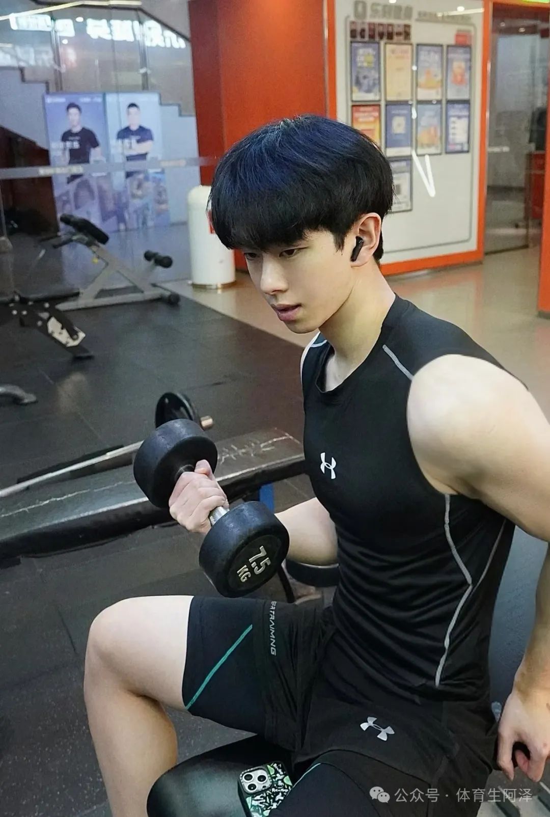 山东体院校草双 1 猛攻，188cm 黑皮男大到底有多猛.....