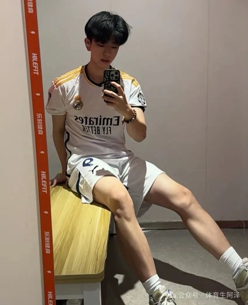山东体院校草双 1 猛攻，188cm 黑皮男大到底有多猛.....