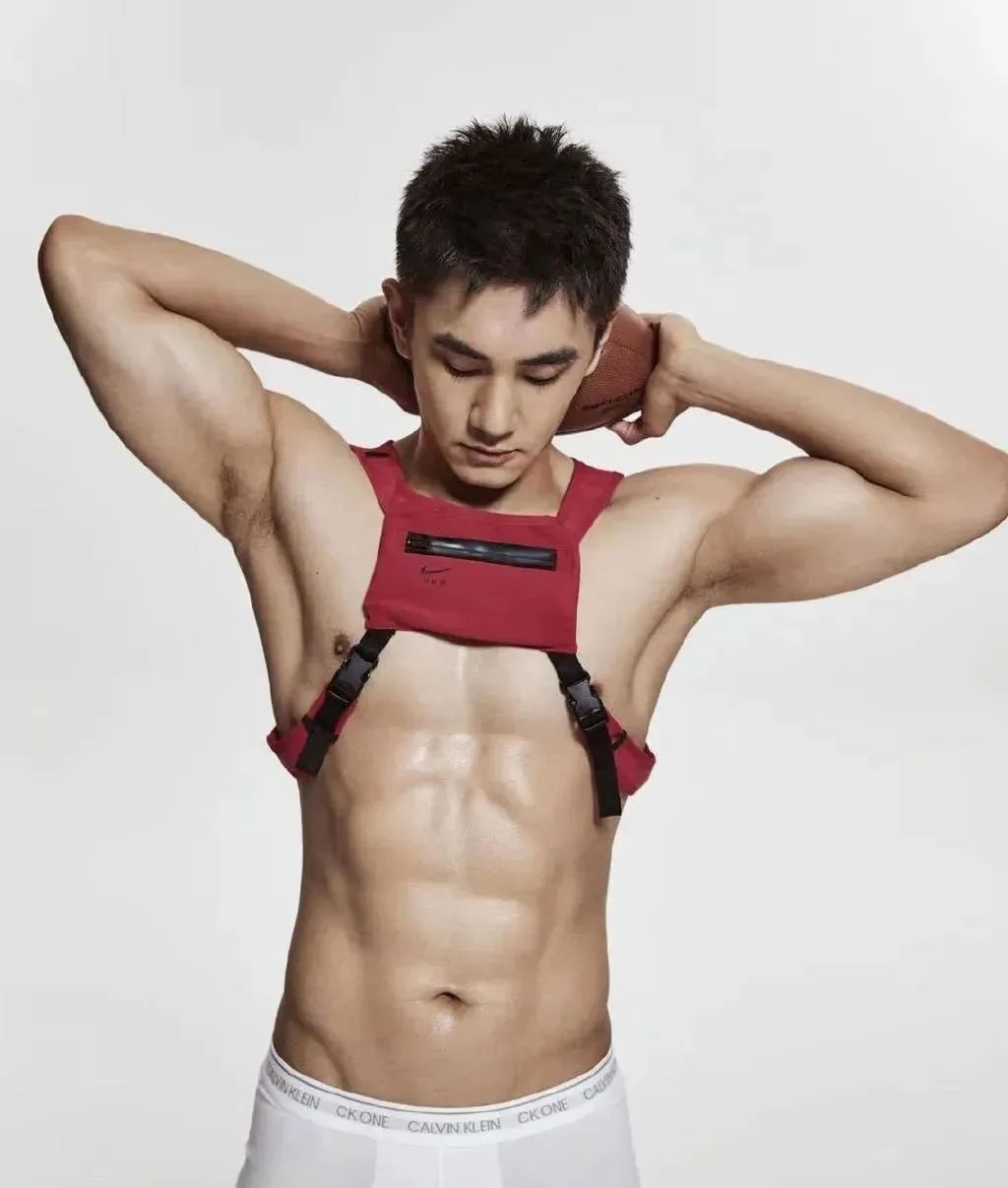 宁泽涛代餐出现！186cm 腱子肉天菜教练的鲨鱼线是真实存在的吗
