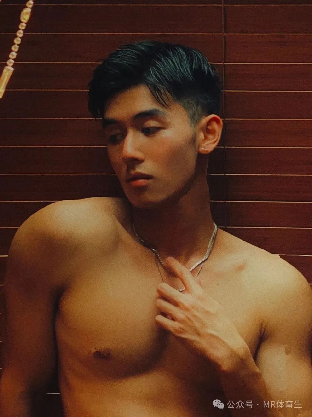 183cm 广州阳光帅气男模，精致薄肌身材又纯又欲惹人爱