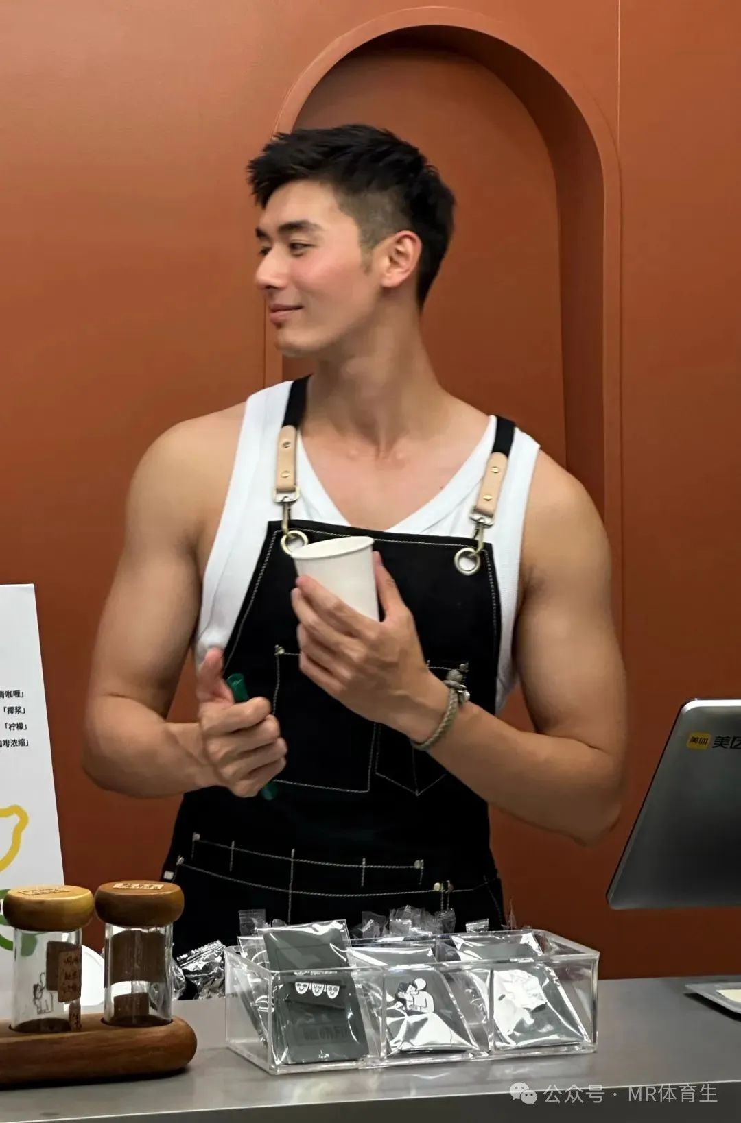 183cm 广州阳光帅气男模，精致薄肌身材又纯又欲惹人爱