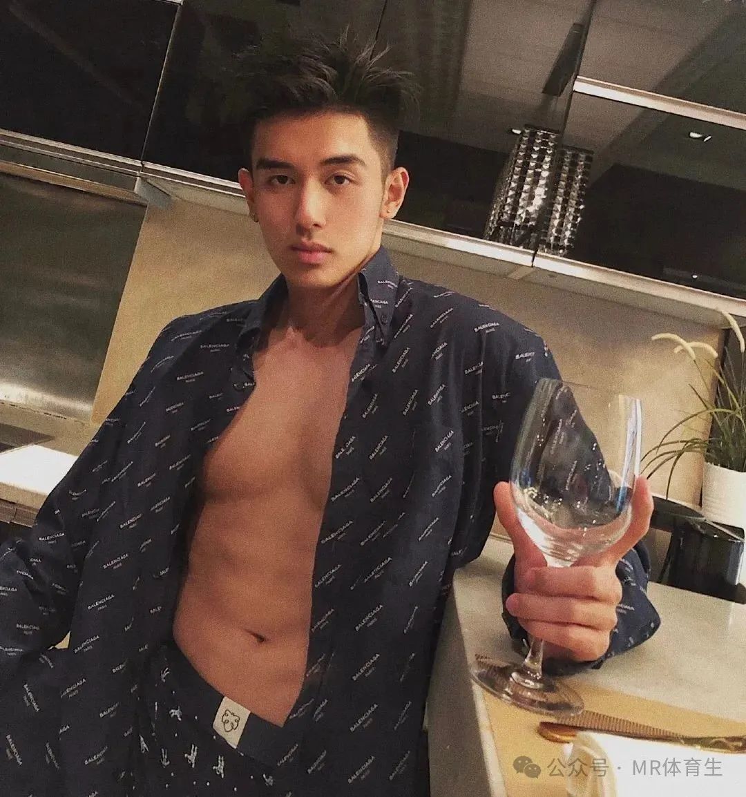 183cm 广州阳光帅气男模，精致薄肌身材又纯又欲惹人爱
