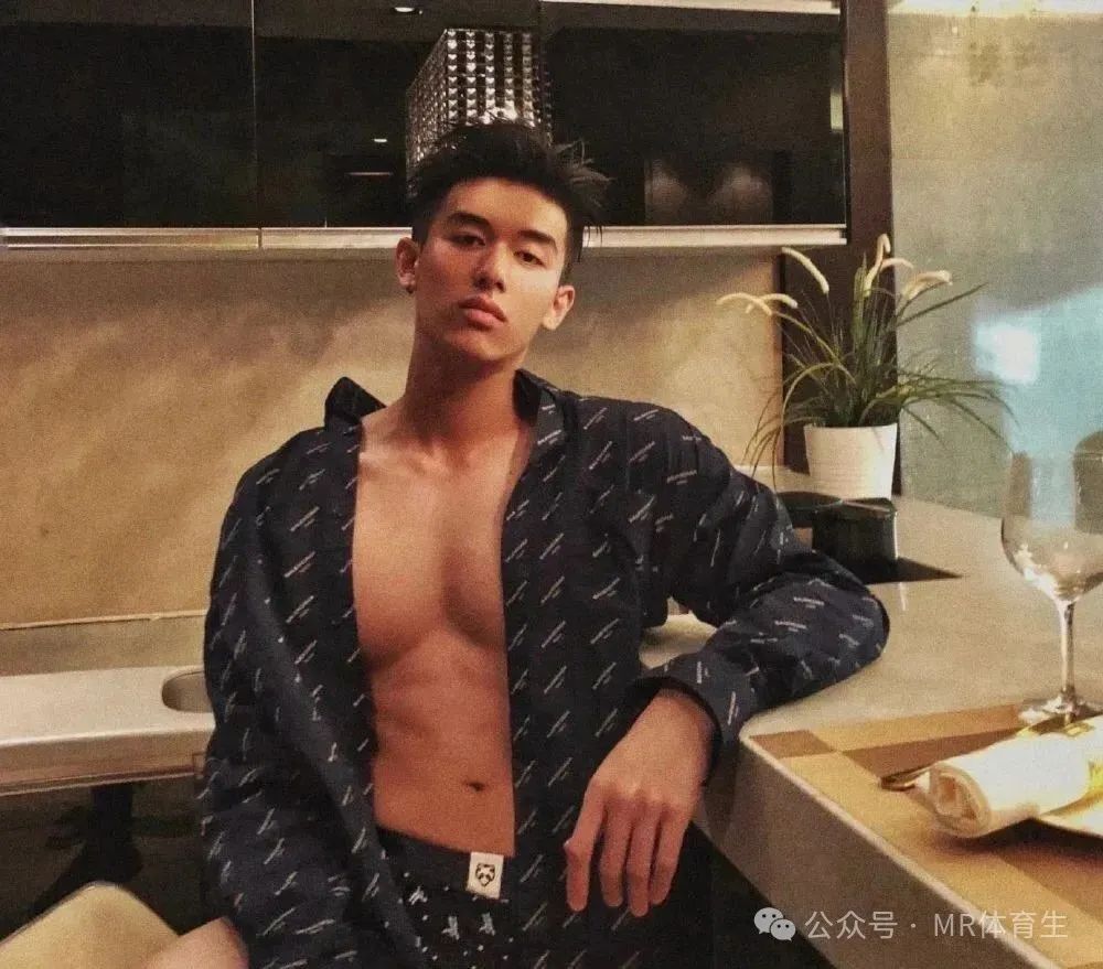 183cm 广州阳光帅气男模，精致薄肌身材又纯又欲惹人爱
