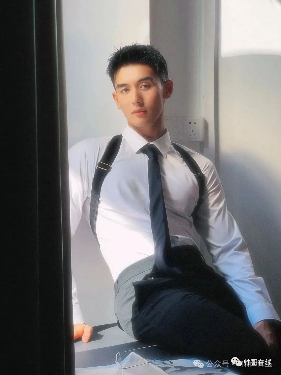 183cm 广州阳光帅气男模，精致薄肌身材又纯又欲惹人爱