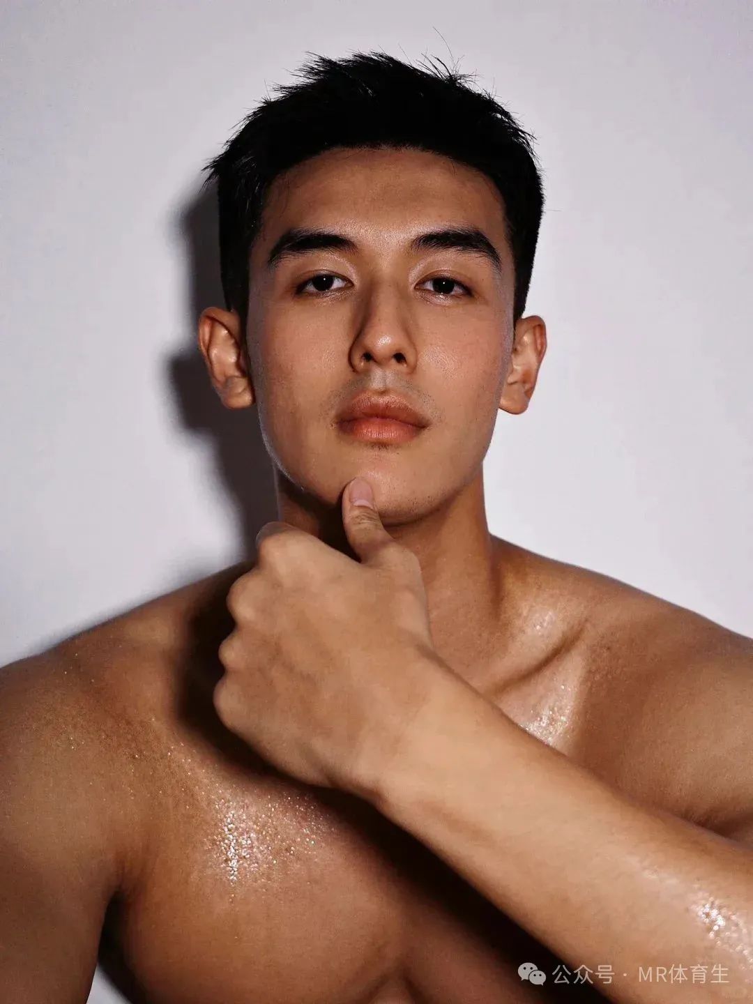 183cm 广州阳光帅气男模，精致薄肌身材又纯又欲惹人爱