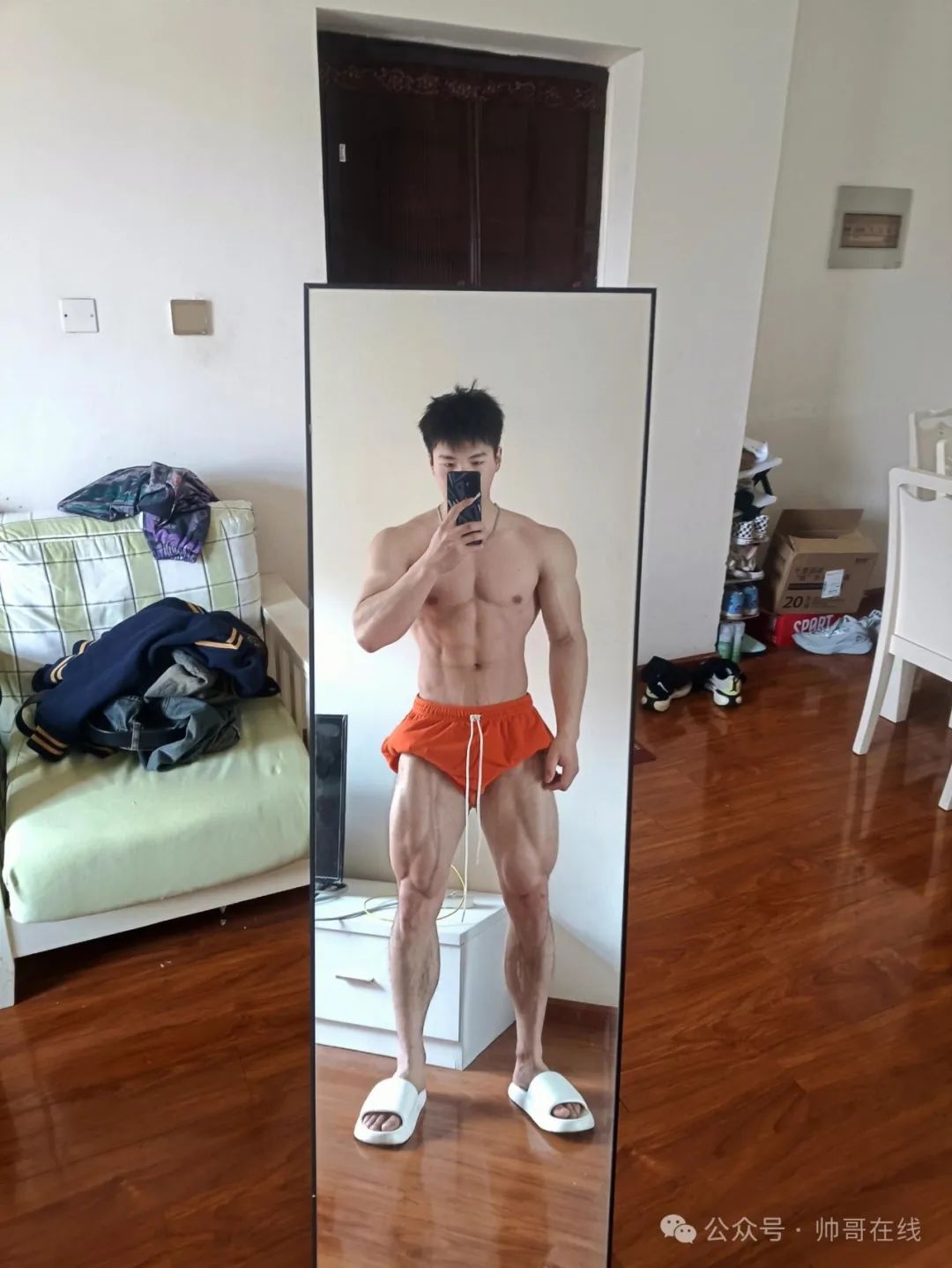 宽肩窄腰大肌肉健身帅哥，够大只吗？