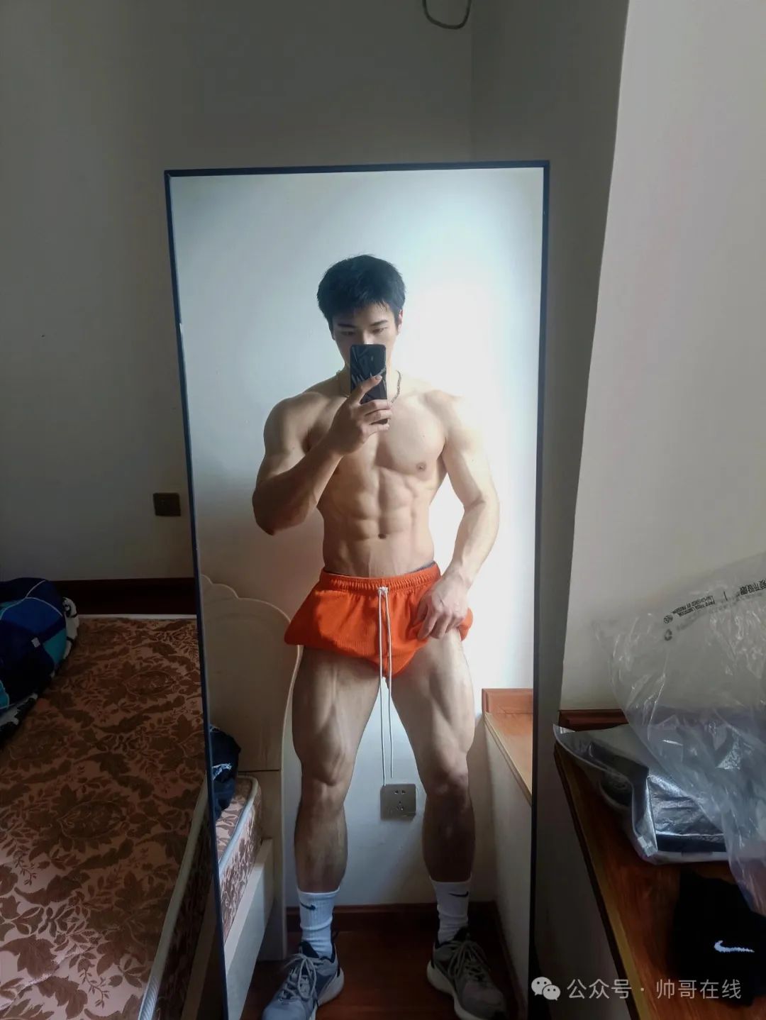 宽肩窄腰大肌肉健身帅哥，够大只吗？