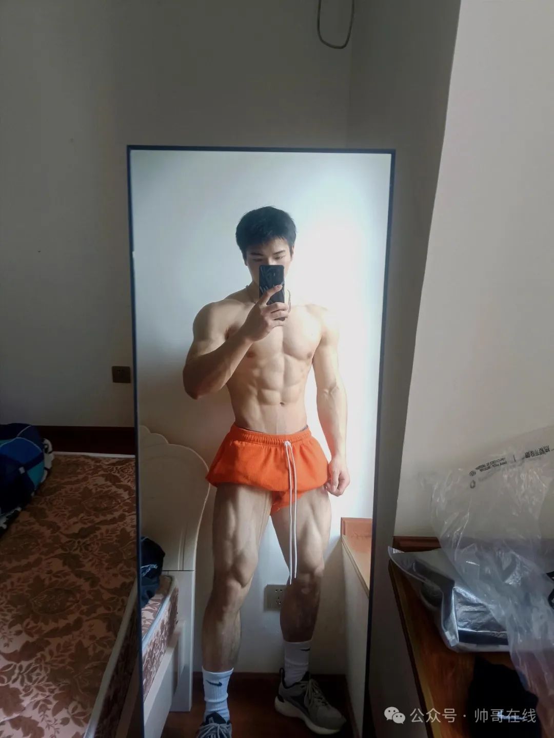 宽肩窄腰大肌肉健身帅哥，够大只吗？