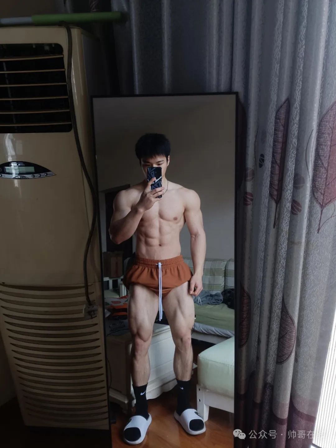 宽肩窄腰大肌肉健身帅哥，够大只吗？