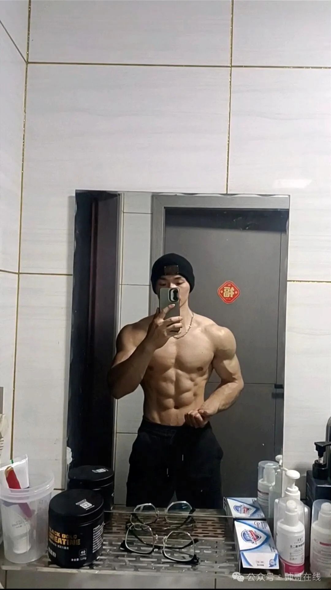 宽肩窄腰大肌肉健身帅哥，够大只吗？