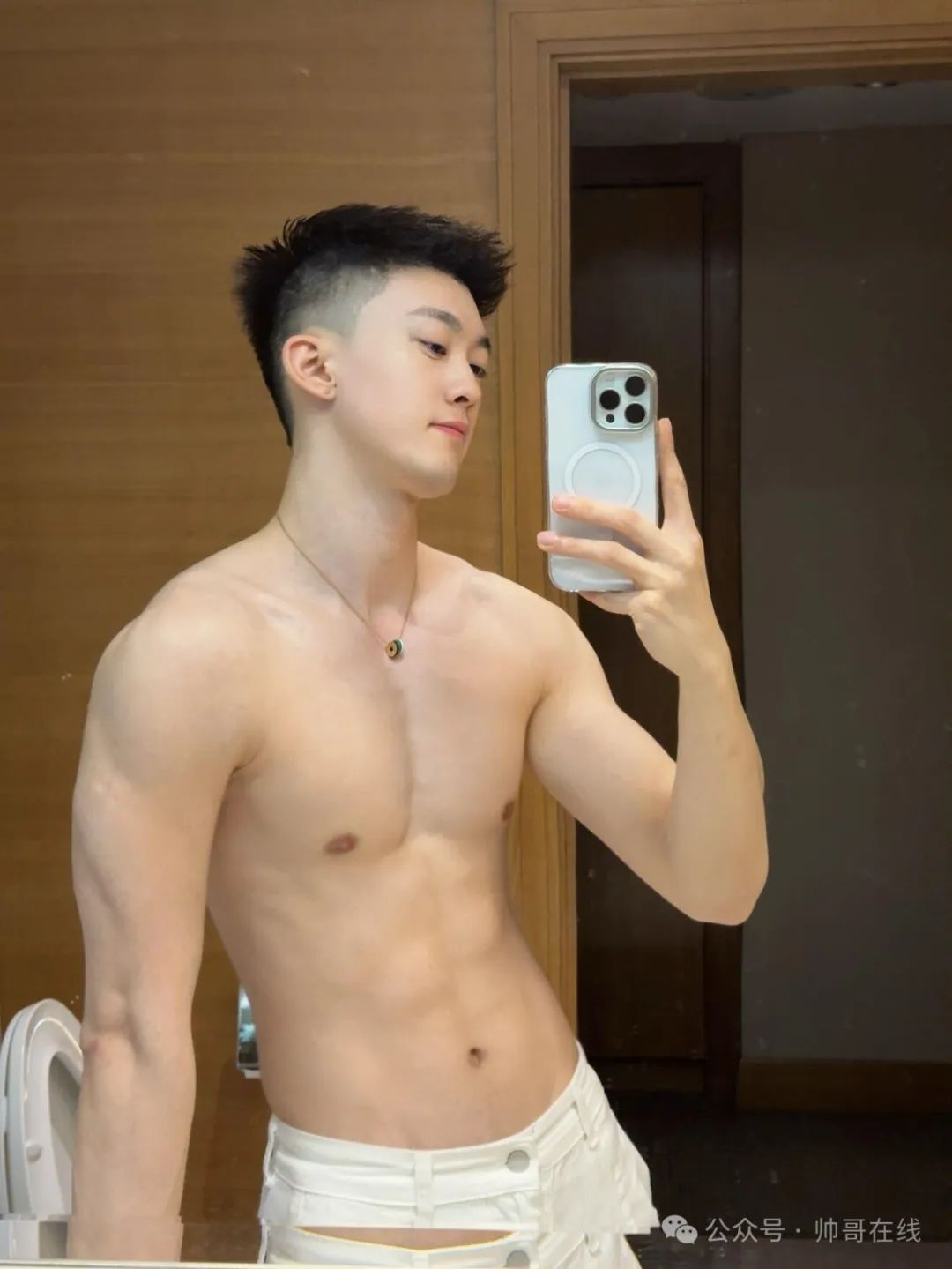 精致帅气的白皮薄肌小鲜肉，颜值身材极度舒适！