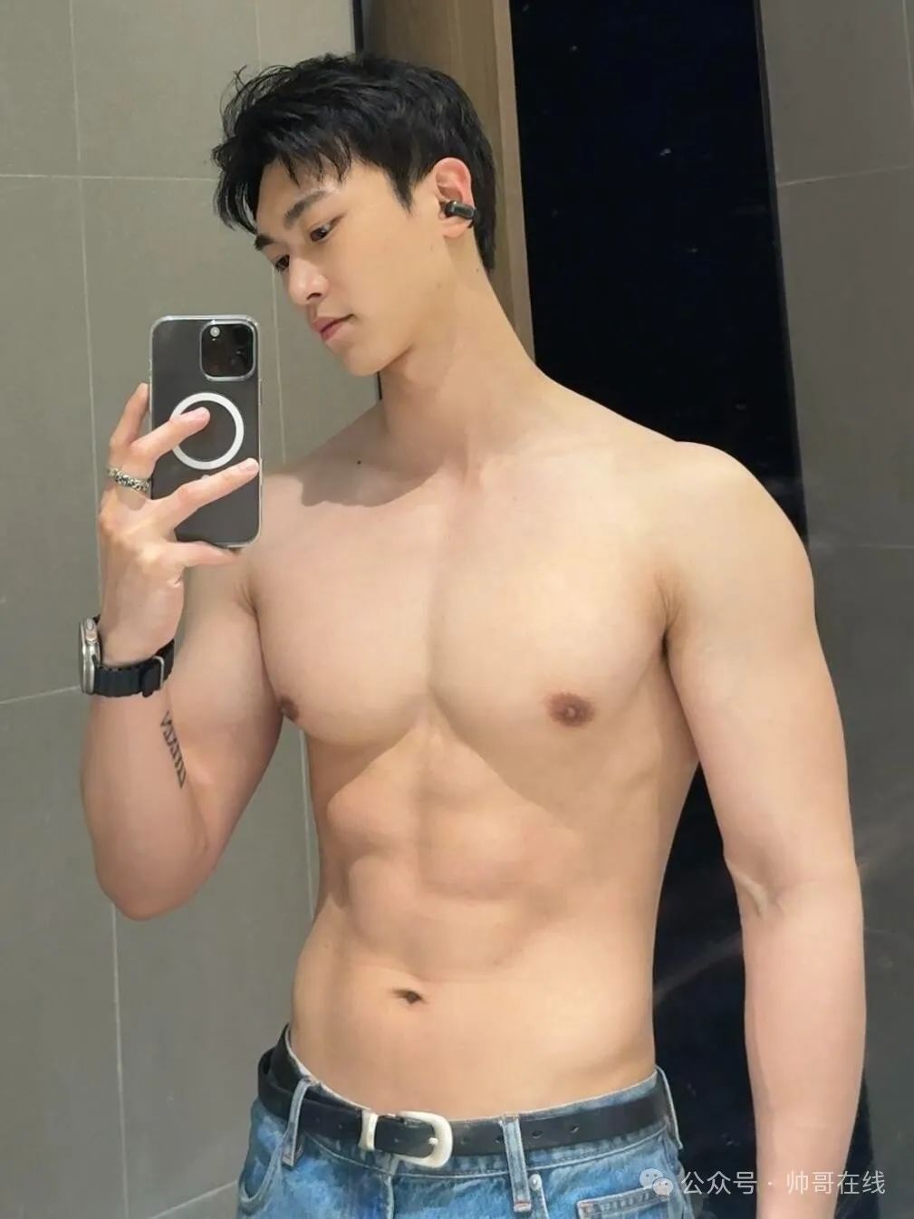 毫无训练痕迹的白皮肌肉壮男，这种身材你喜欢吗?