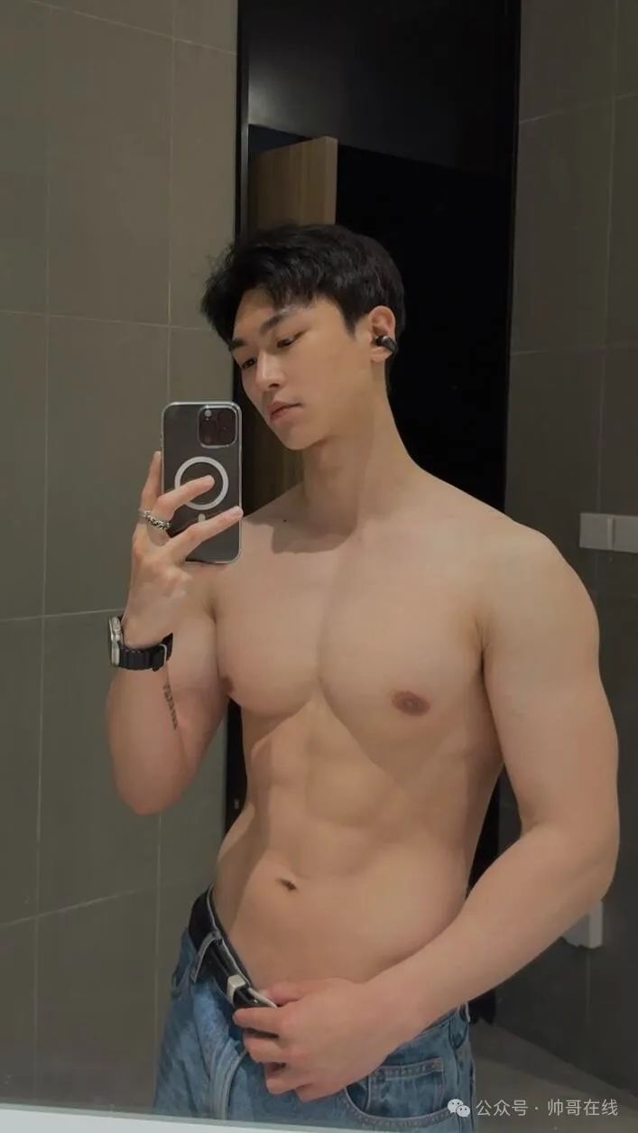 毫无训练痕迹的白皮肌肉壮男，这种身材你喜欢吗?
