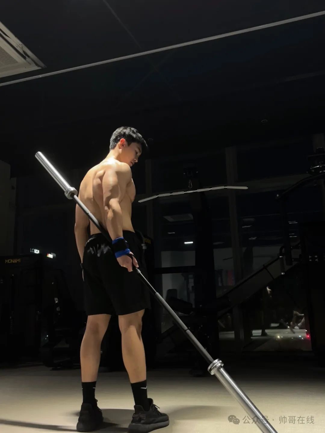 毫无训练痕迹的白皮肌肉壮男，这种身材你喜欢吗?