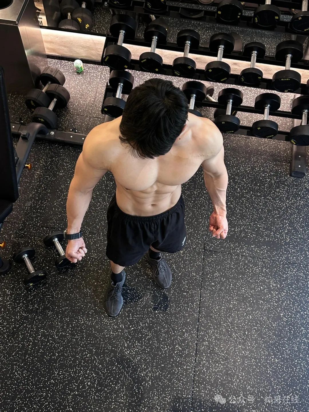毫无训练痕迹的白皮肌肉壮男，这种身材你喜欢吗?