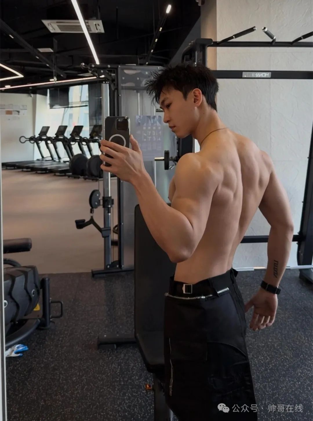 毫无训练痕迹的白皮肌肉壮男，这种身材你喜欢吗?