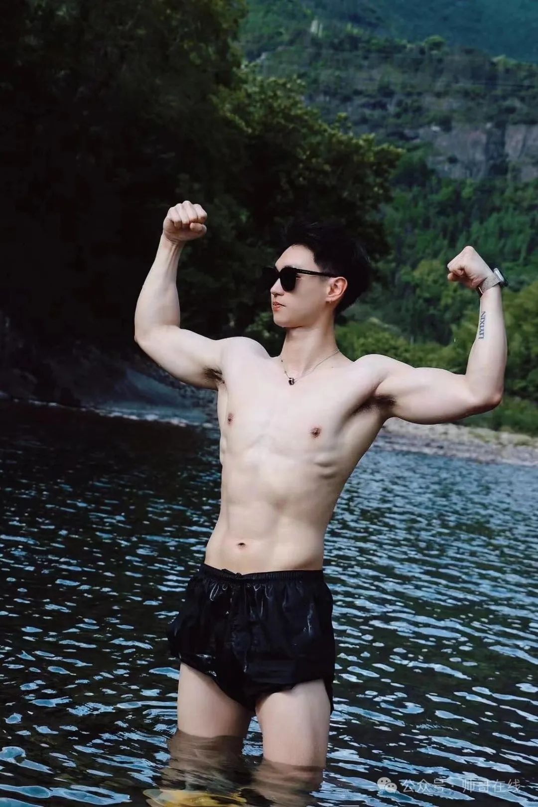 毫无训练痕迹的白皮肌肉壮男，这种身材你喜欢吗?