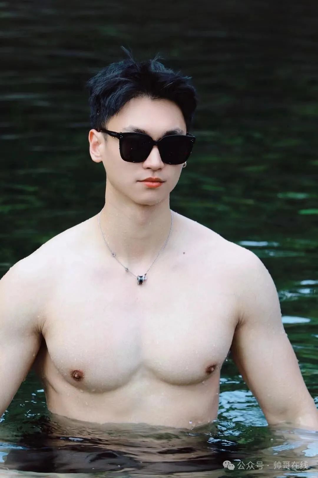 毫无训练痕迹的白皮肌肉壮男，这种身材你喜欢吗?