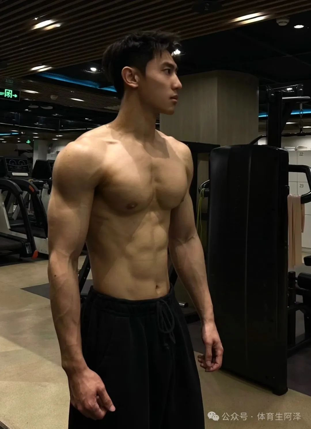 东北 195cm 硬汉体育生，八块腹肌太诱人，现已有两位男友.......