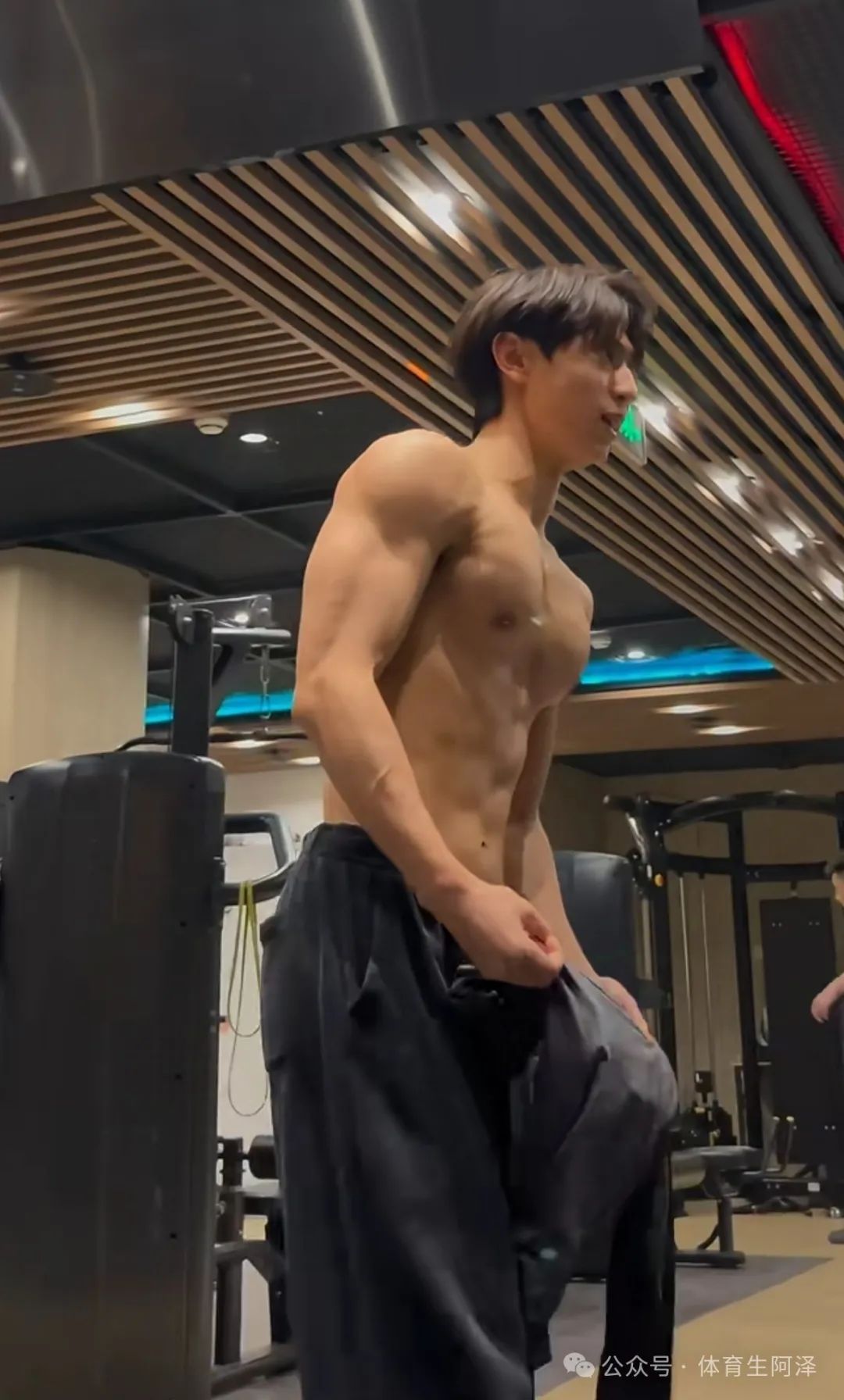 东北 195cm 硬汉体育生，八块腹肌太诱人，现已有两位男友.......