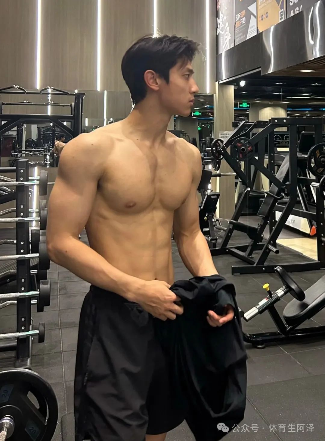东北 195cm 硬汉体育生，八块腹肌太诱人，现已有两位男友.......
