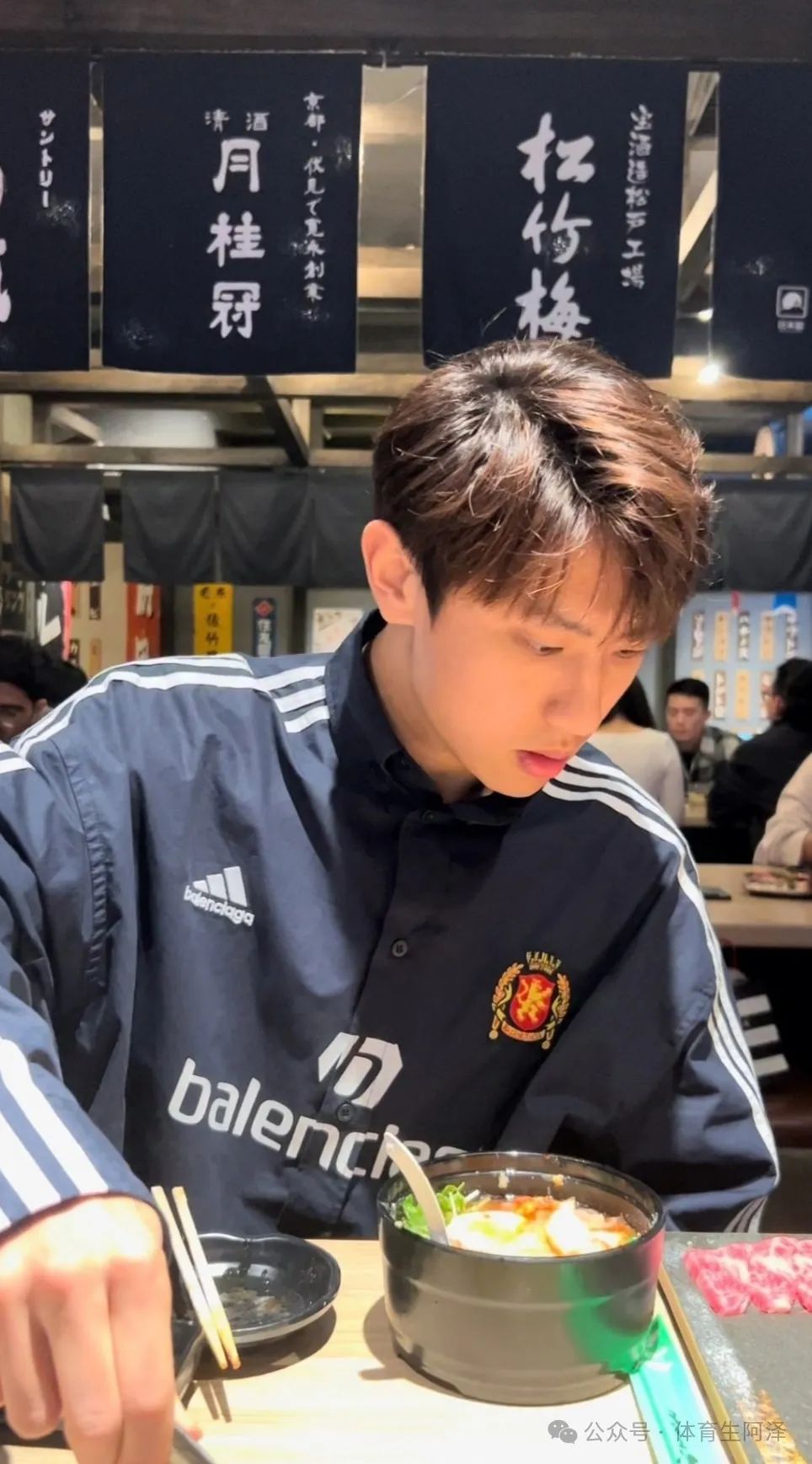 东北 195cm 硬汉体育生，八块腹肌太诱人，现已有两位男友.......