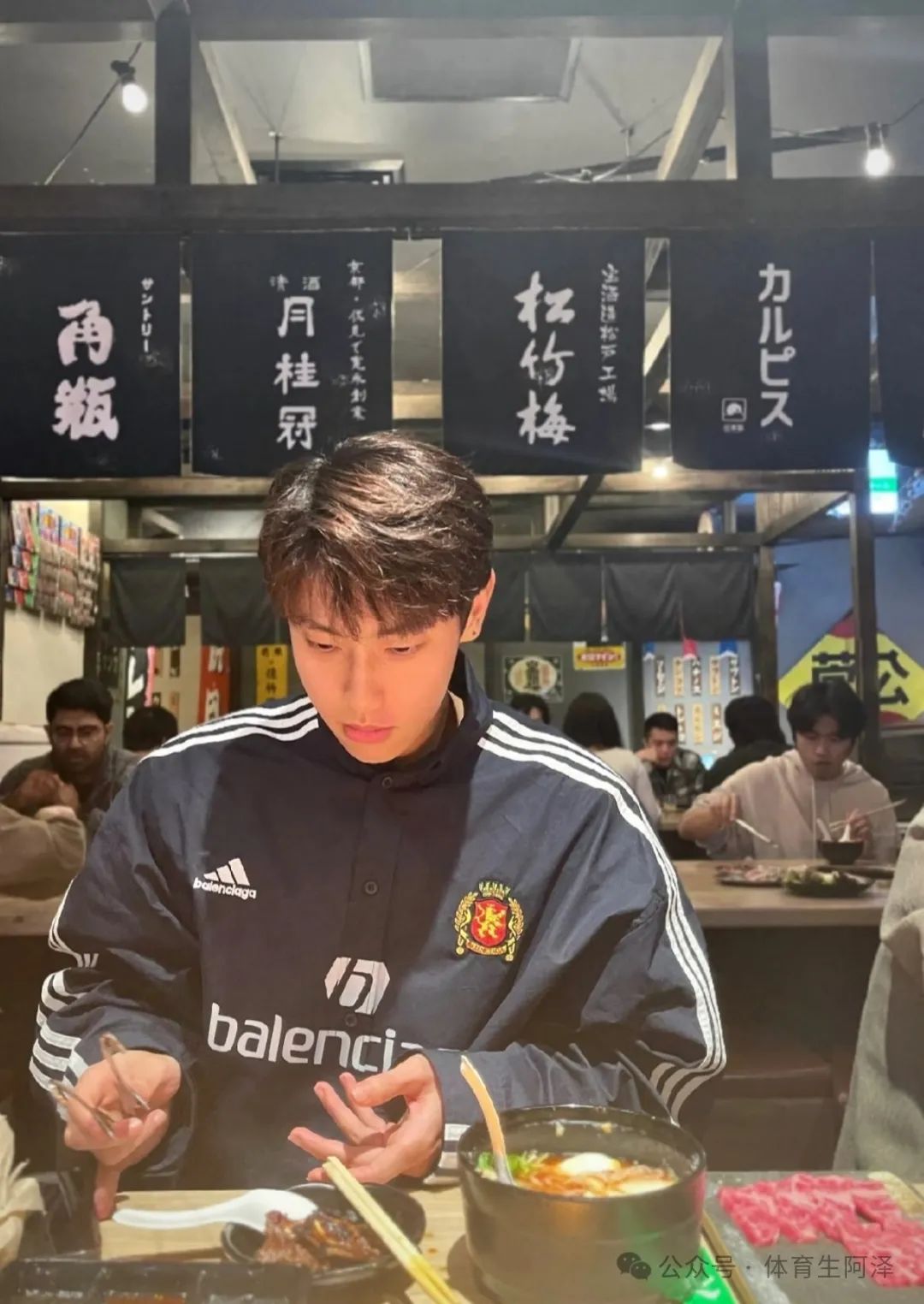 东北 195cm 硬汉体育生，八块腹肌太诱人，现已有两位男友.......