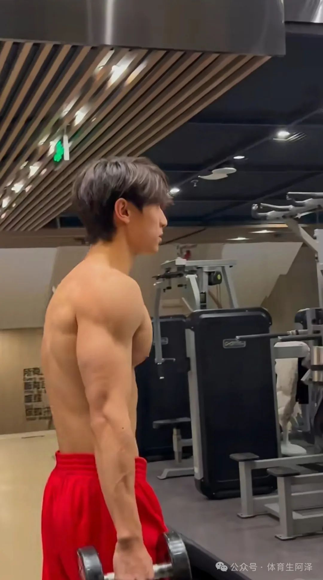 东北 195cm 硬汉体育生，八块腹肌太诱人，现已有两位男友.......