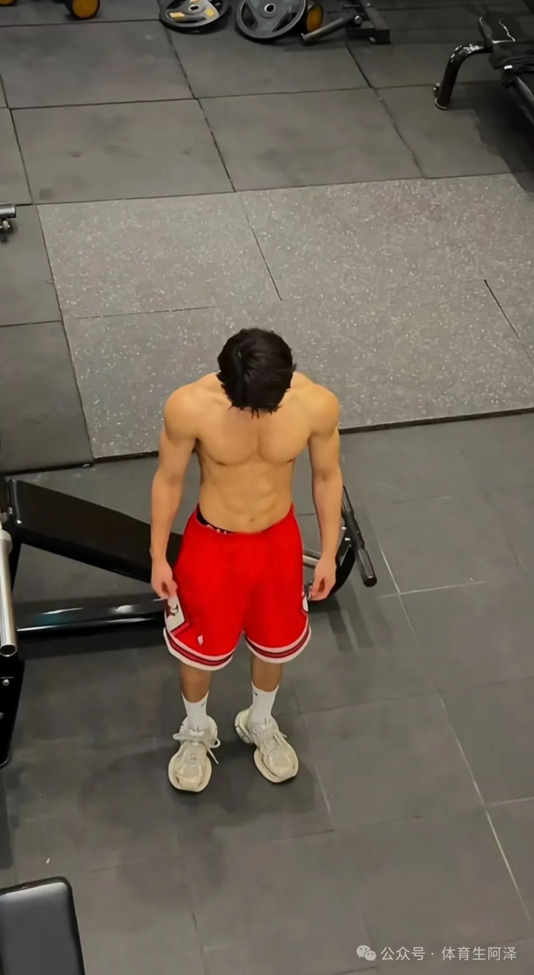 东北 195cm 硬汉体育生，八块腹肌太诱人，现已有两位男友.......