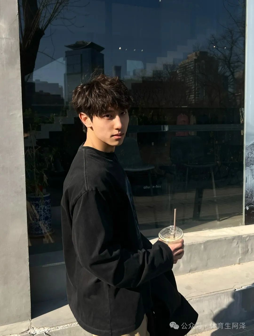东北 195cm 硬汉体育生，八块腹肌太诱人，现已有两位男友.......