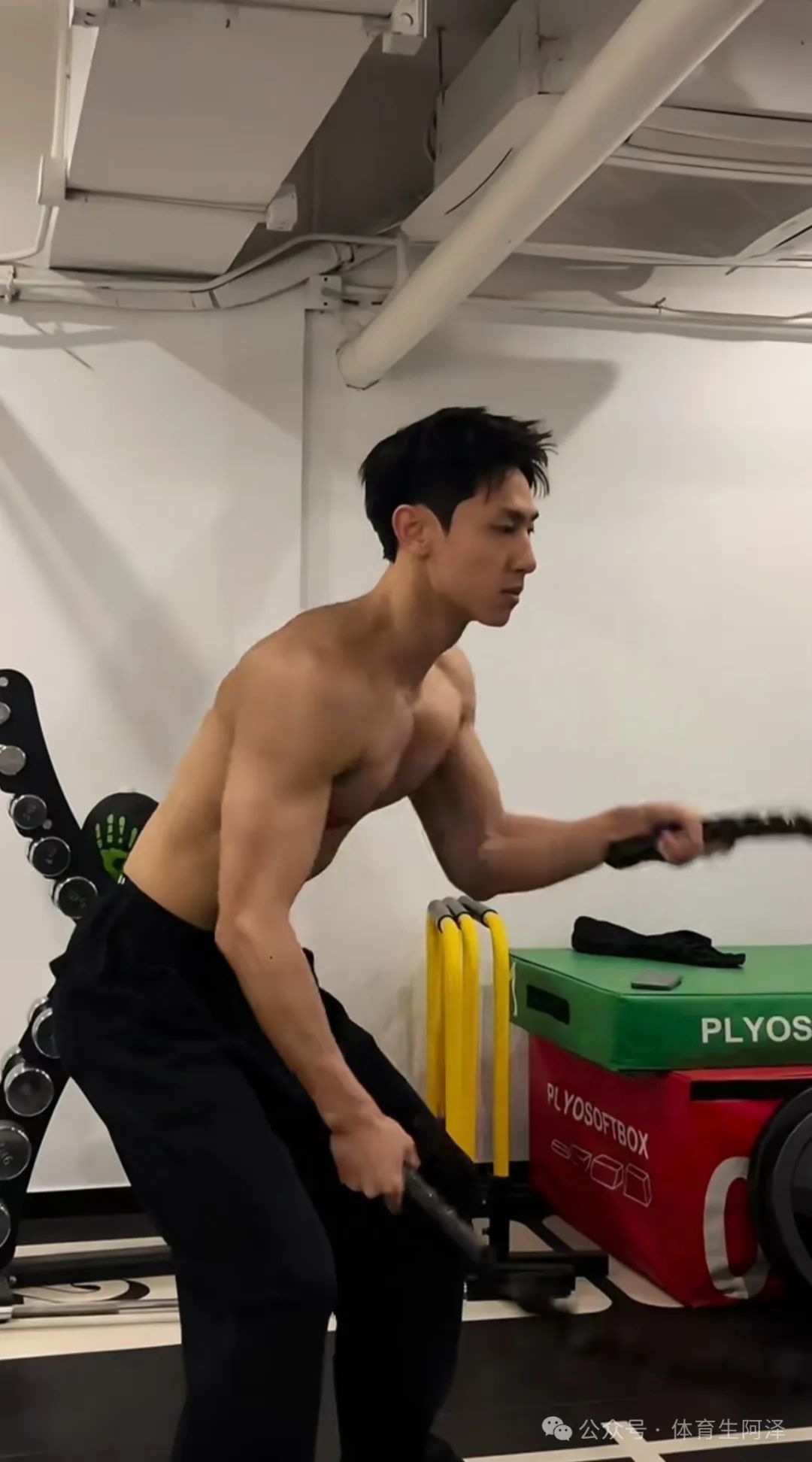 东北 195cm 硬汉体育生，八块腹肌太诱人，现已有两位男友.......