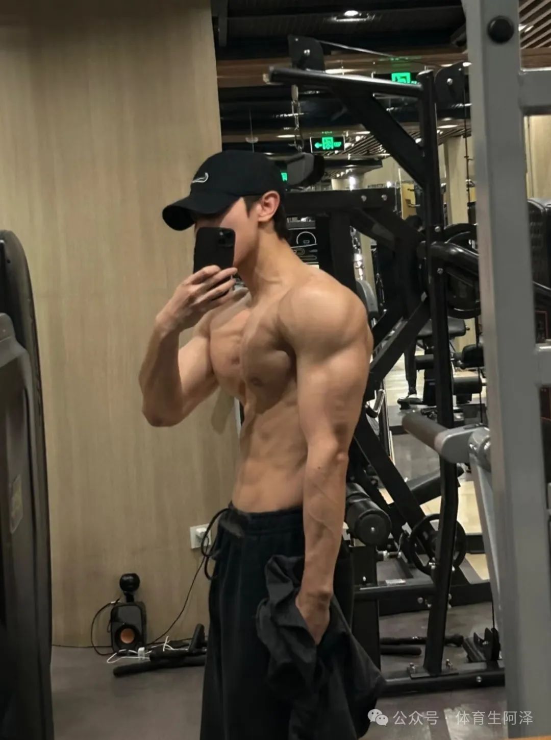 东北 195cm 硬汉体育生，八块腹肌太诱人，现已有两位男友.......