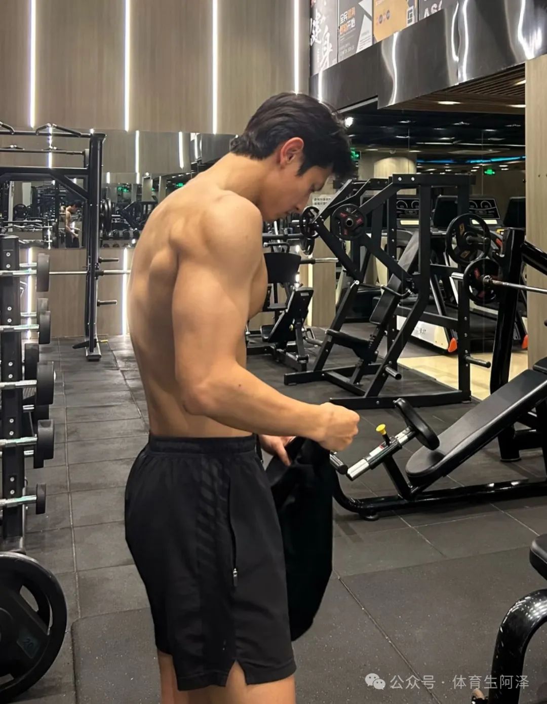 东北 195cm 硬汉体育生，八块腹肌太诱人，现已有两位男友.......