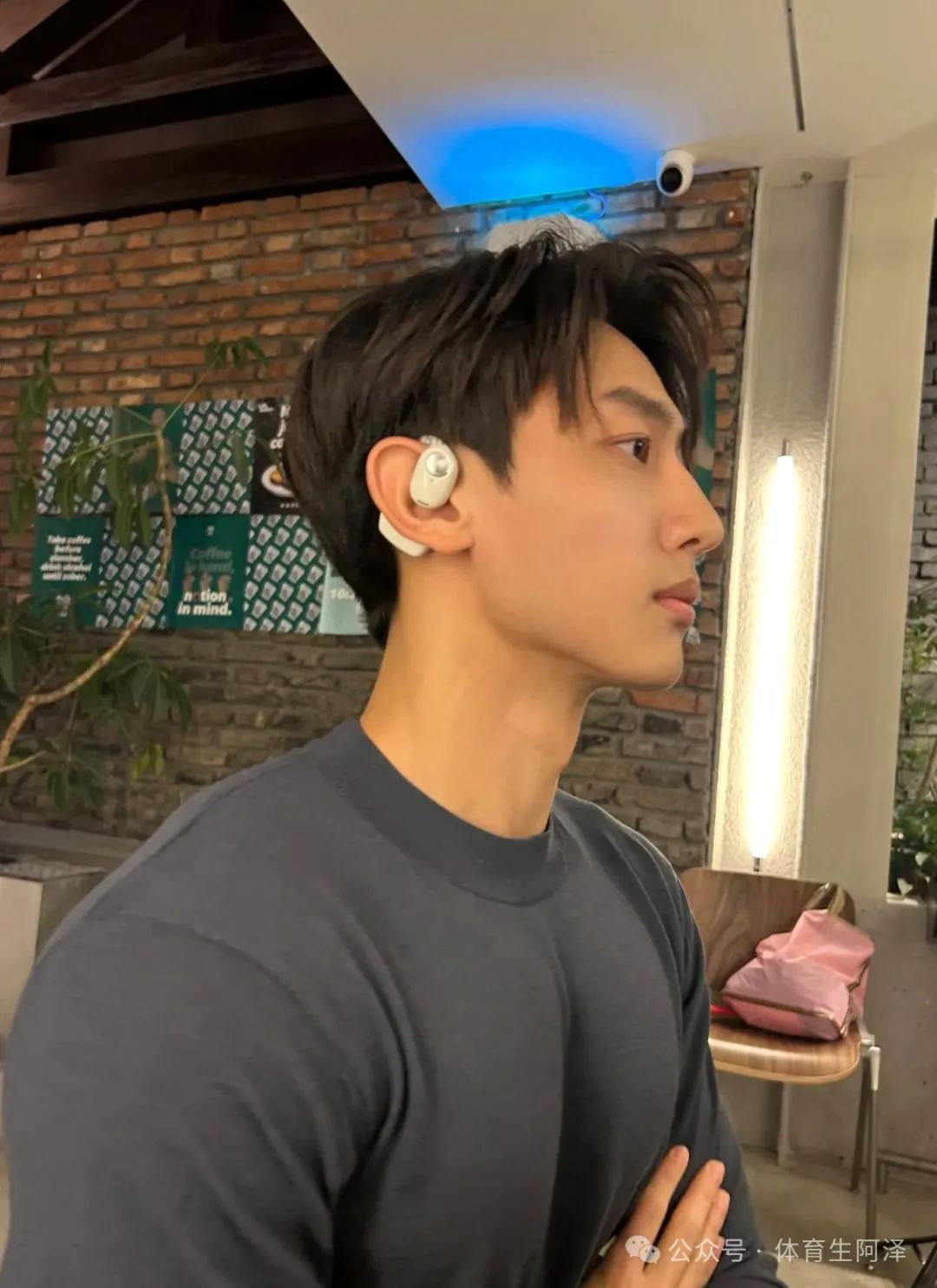 东北 195cm 硬汉体育生，八块腹肌太诱人，现已有两位男友.......