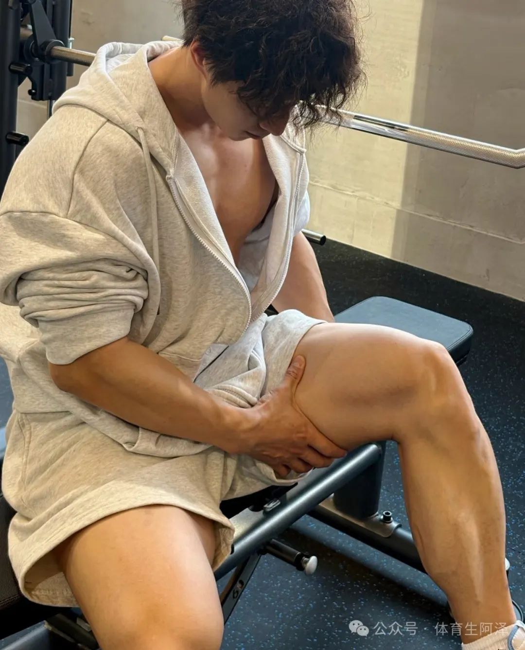 185cm 粗腿健身男大，饱满胸肌太诱人，网友辣评：比我屁股还大.....