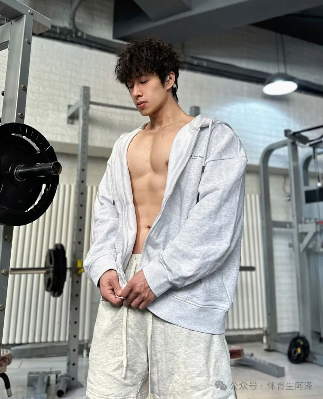 185cm 粗腿健身男大，饱满胸肌太诱人，网友辣评：比我屁股还大.....