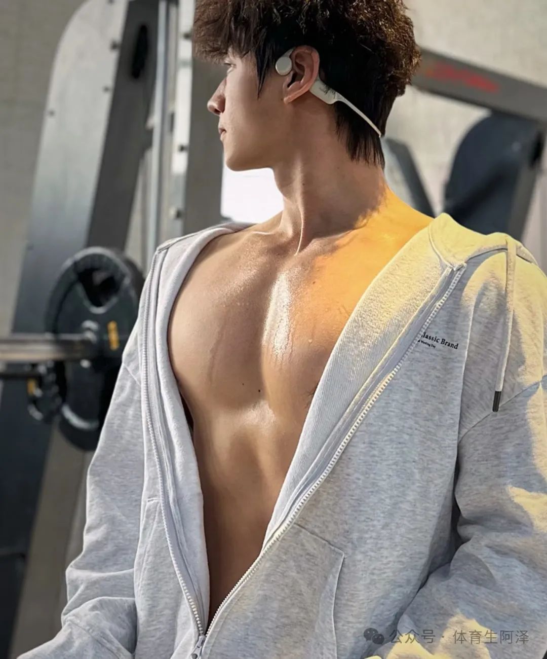 185cm 粗腿健身男大，饱满胸肌太诱人，网友辣评：比我屁股还大.....