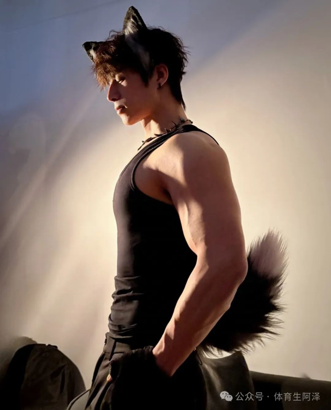 185cm 粗腿健身男大，饱满胸肌太诱人，网友辣评：比我屁股还大.....