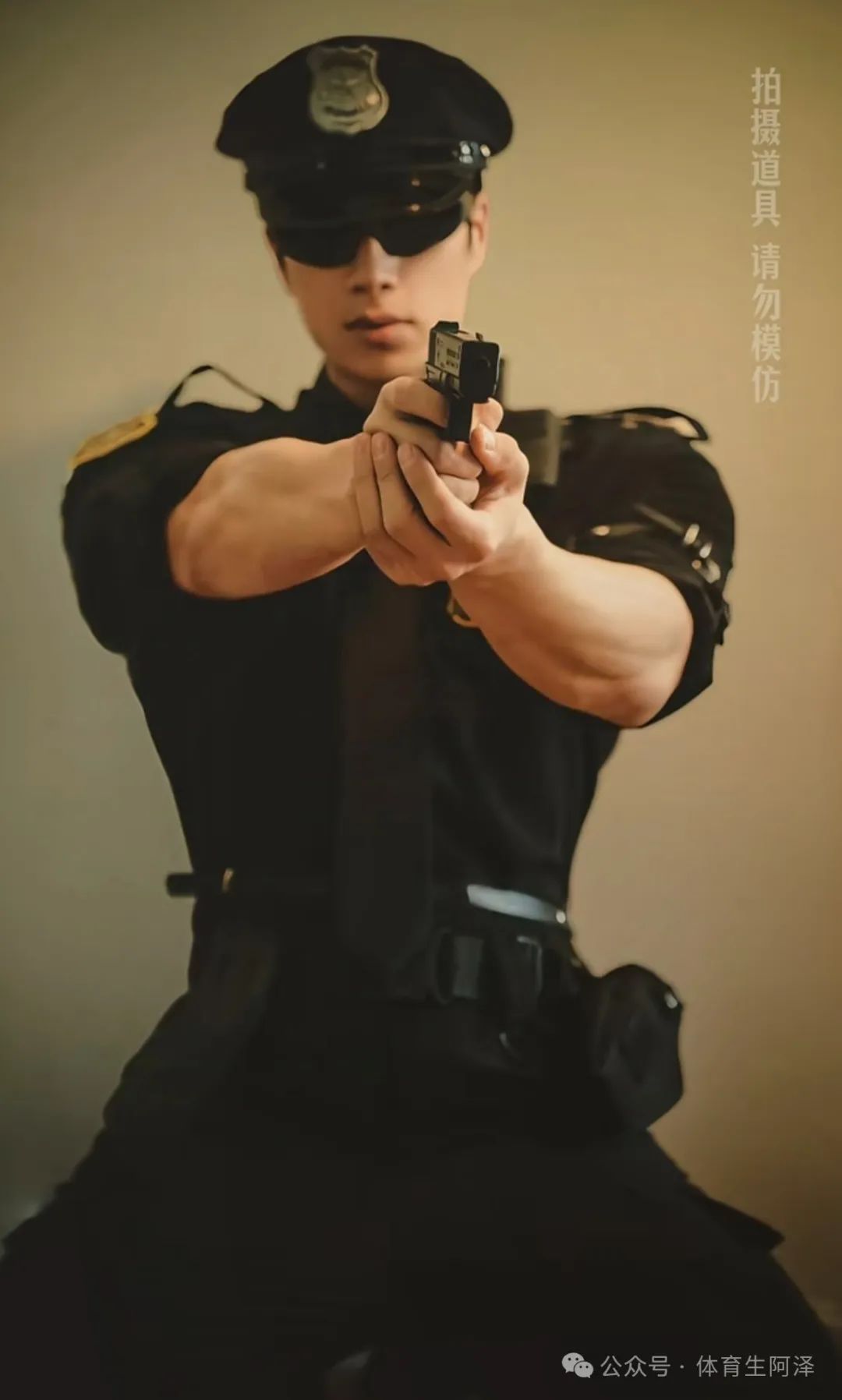 185cm 粗腿健身男大，饱满胸肌太诱人，网友辣评：比我屁股还大.....