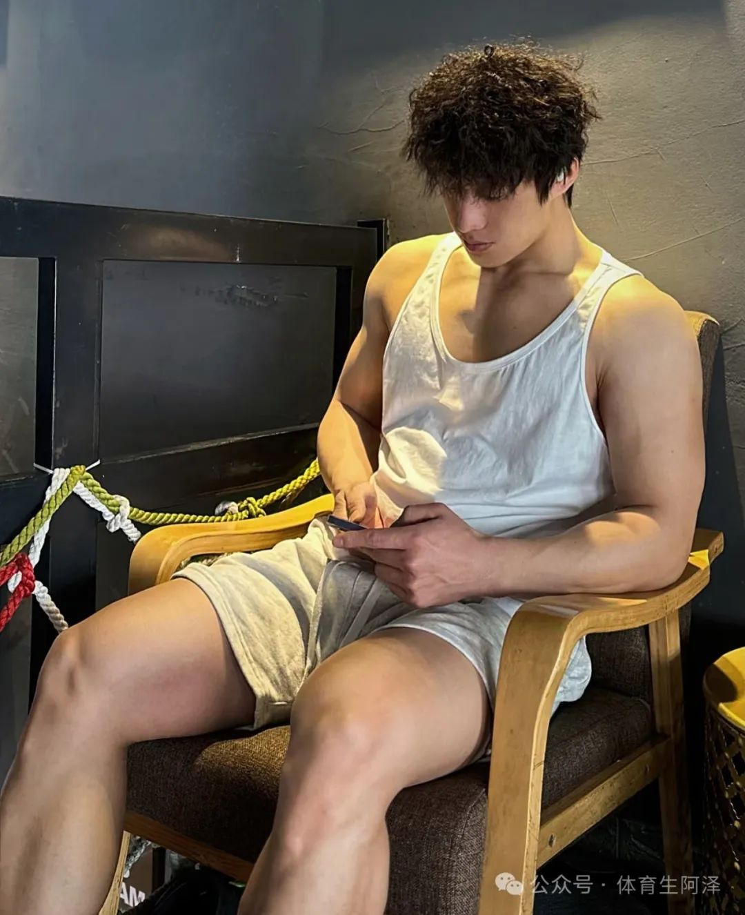 185cm 粗腿健身男大，饱满胸肌太诱人，网友辣评：比我屁股还大.....