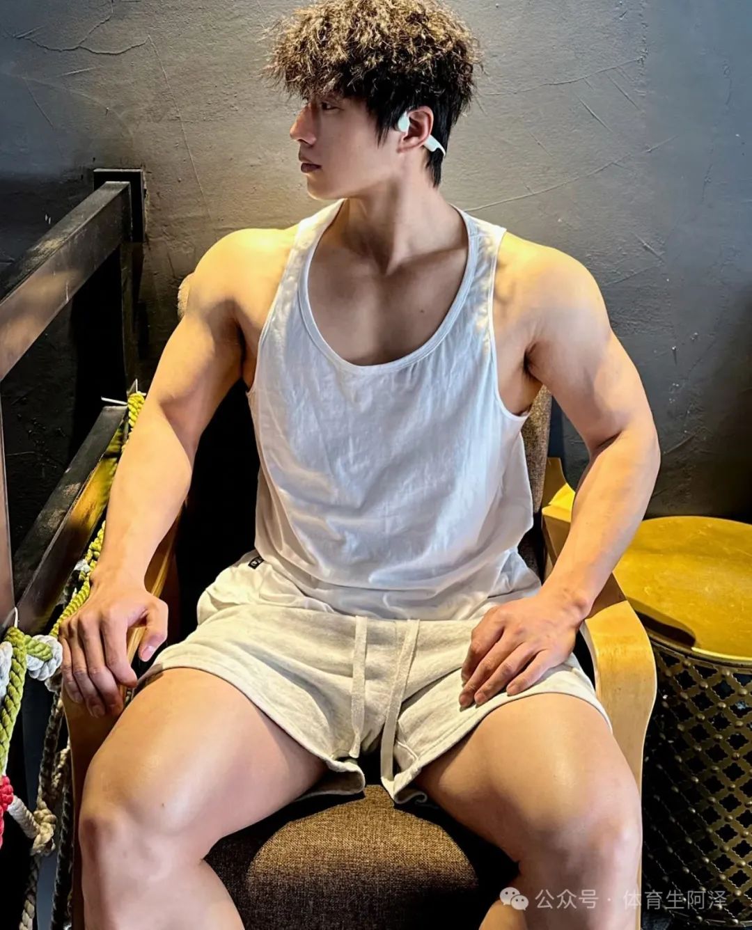 185cm 粗腿健身男大，饱满胸肌太诱人，网友辣评：比我屁股还大.....