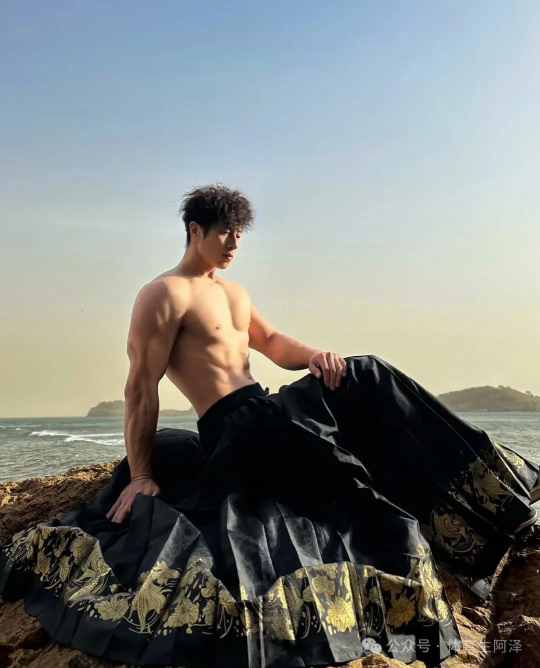 185cm 粗腿健身男大，饱满胸肌太诱人，网友辣评：比我屁股还大.....