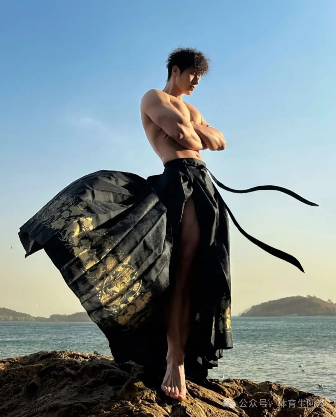 185cm 粗腿健身男大，饱满胸肌太诱人，网友辣评：比我屁股还大.....