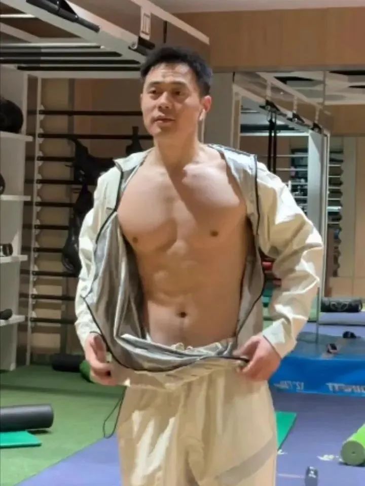 穿暴汗服的肌肉壮男，人夫感拿捏！