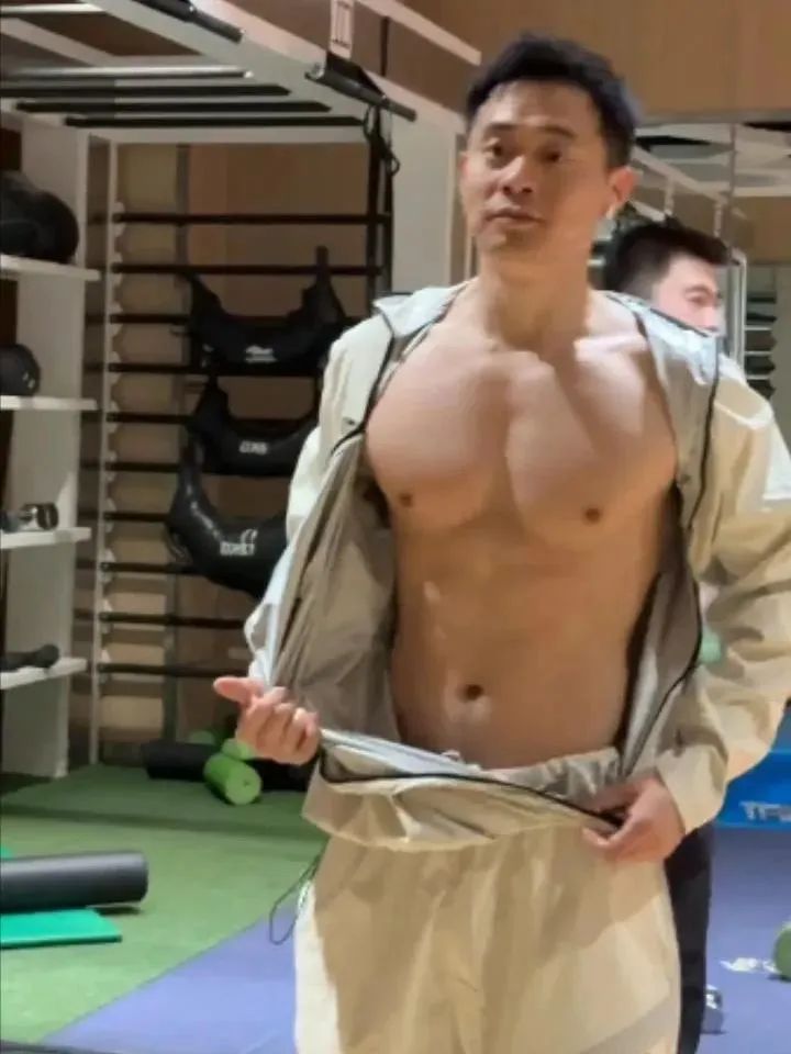 穿暴汗服的肌肉壮男，人夫感拿捏！