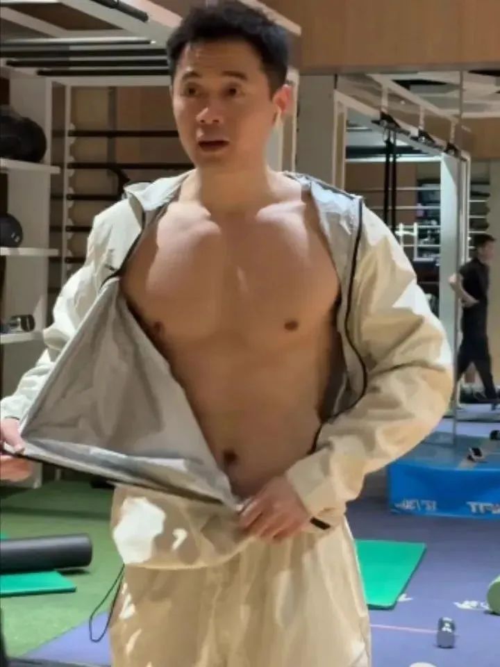 穿暴汗服的肌肉壮男，人夫感拿捏！