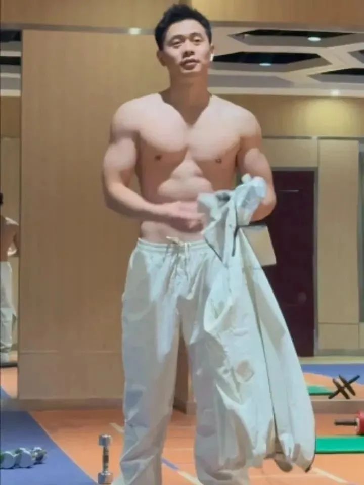 穿暴汗服的肌肉壮男，人夫感拿捏！