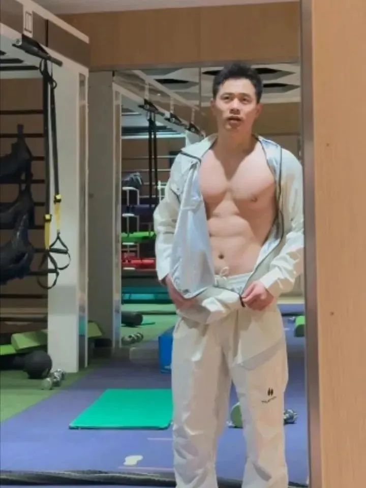 穿暴汗服的肌肉壮男，人夫感拿捏！